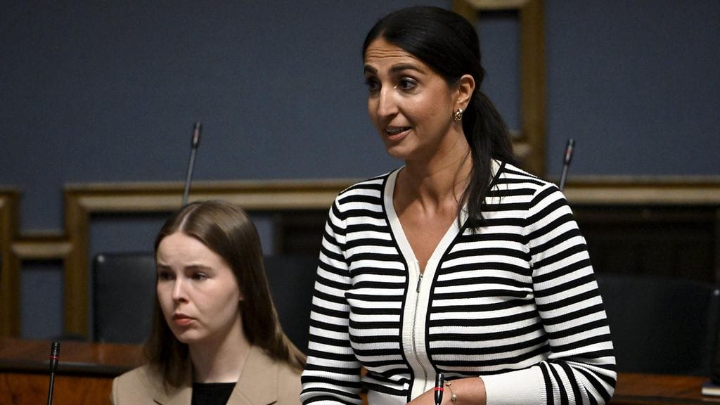SDP:n Elisa Gebhard ja Nasima Razmyar (oik.) äänestivät käännytyslakia vastaan myös viime vuonna.