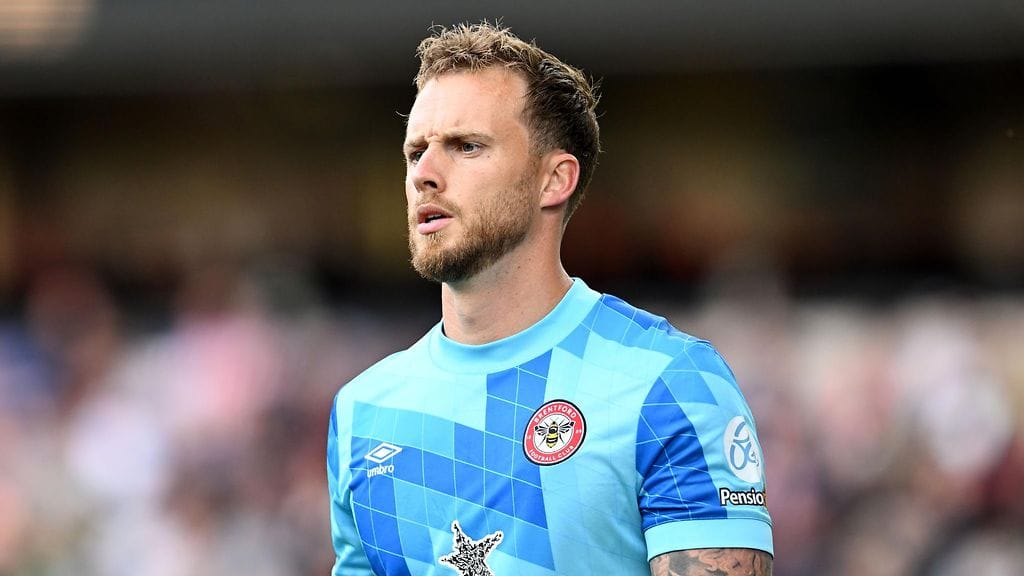 Mark Flekken siirtyy Brentfordista Bayer Leverkuseniin.