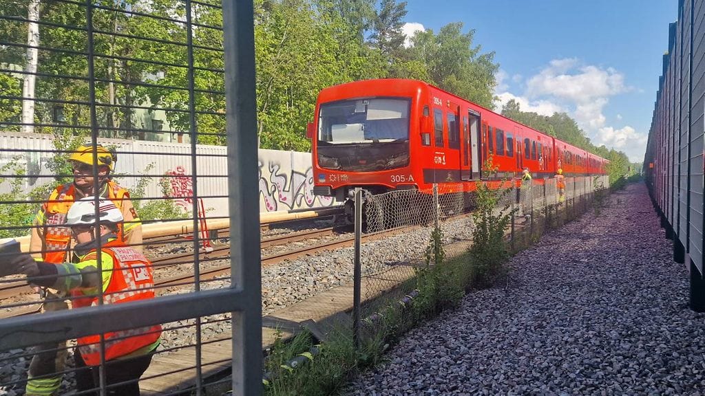 Metro evakuoitiin Siilitien ja Herttoniemen välillä puoliltapäivin.