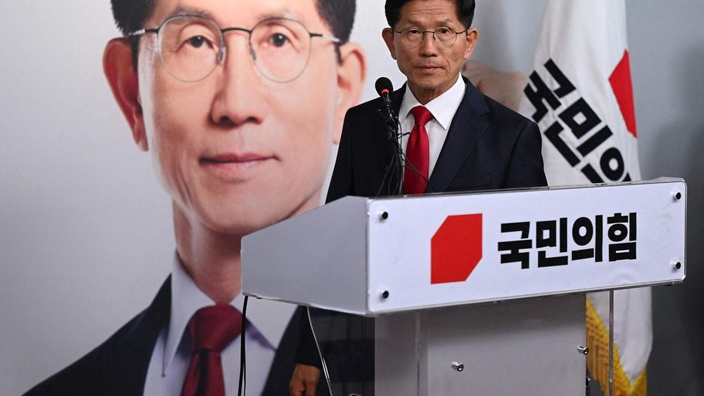 –  Otan nöyrästi vastaan kansan valinnan. Onnittelut valitulle ehdokkaalle Lee Jae-myungille, Kim Moon-soo sanoi toimittajille.