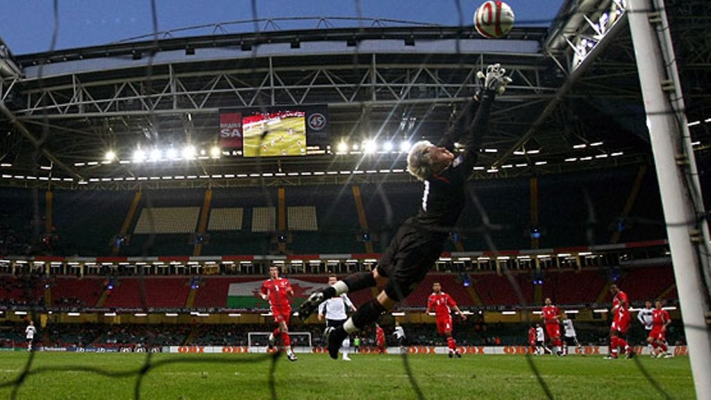 Michael Ballack ohittaa Wayne Hennesseyn. Kuva: Lars Baron/GETTY.