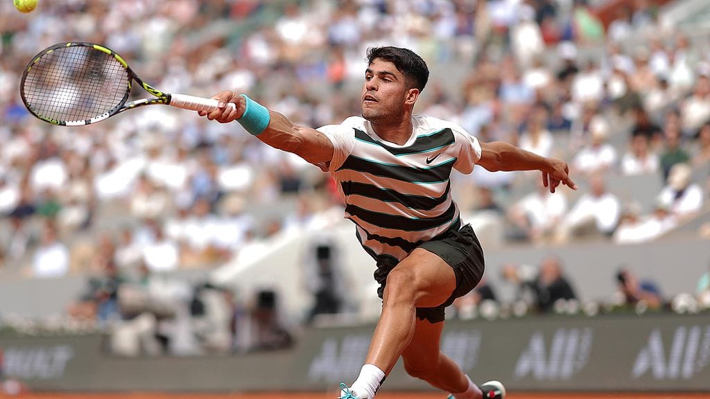 Carlos Alcarazilta nähtiin maaginen esitys Ranskan avoimissa.