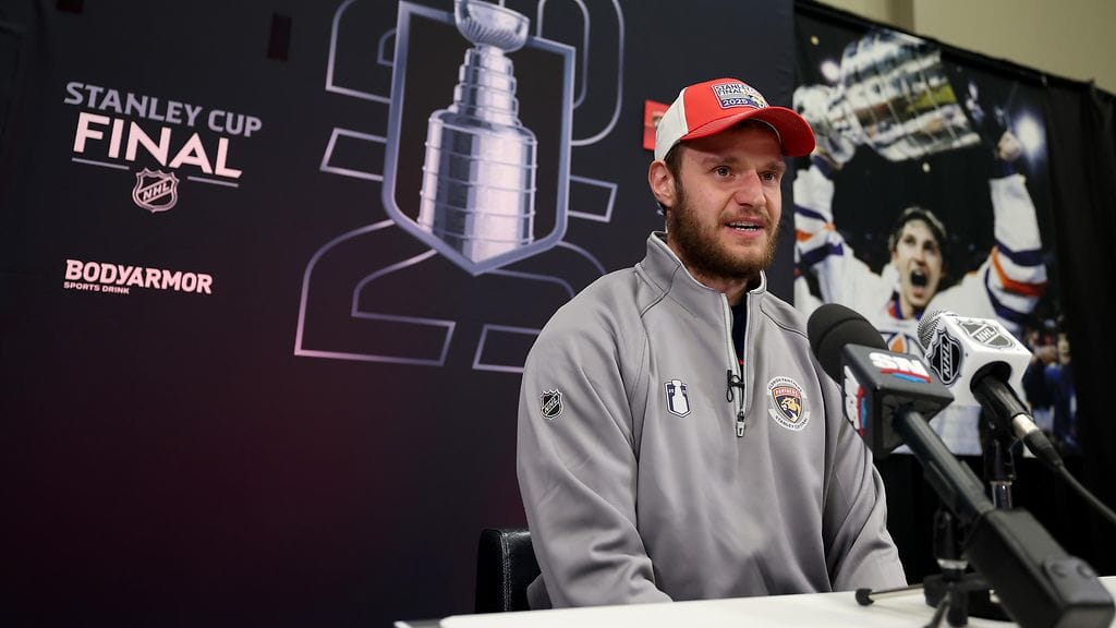 Florida Panthers ja Edmonton Oilers kohtaavat taas Stanley Cupin finaaleissa. Aleksander Barkov johdatti seuransa suuruuteen vuosi sitten, Oilers jahtaa ensimmäistä titteliään yli 30 vuoteen sitten Wayne Gretzkyn (takana) ja kumppanien kultavuosien.