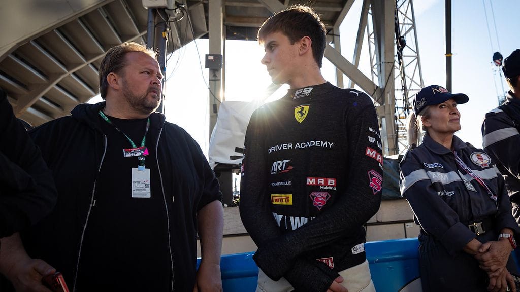 Manageri Jussi Kohtala (vasemmalla) on vaikuttanut pitkään Tuukka Taposen taustalla. F1:een tähtäävällä kaksikolla riittää mietittävää ensi kauden tallipaikan suhteen.