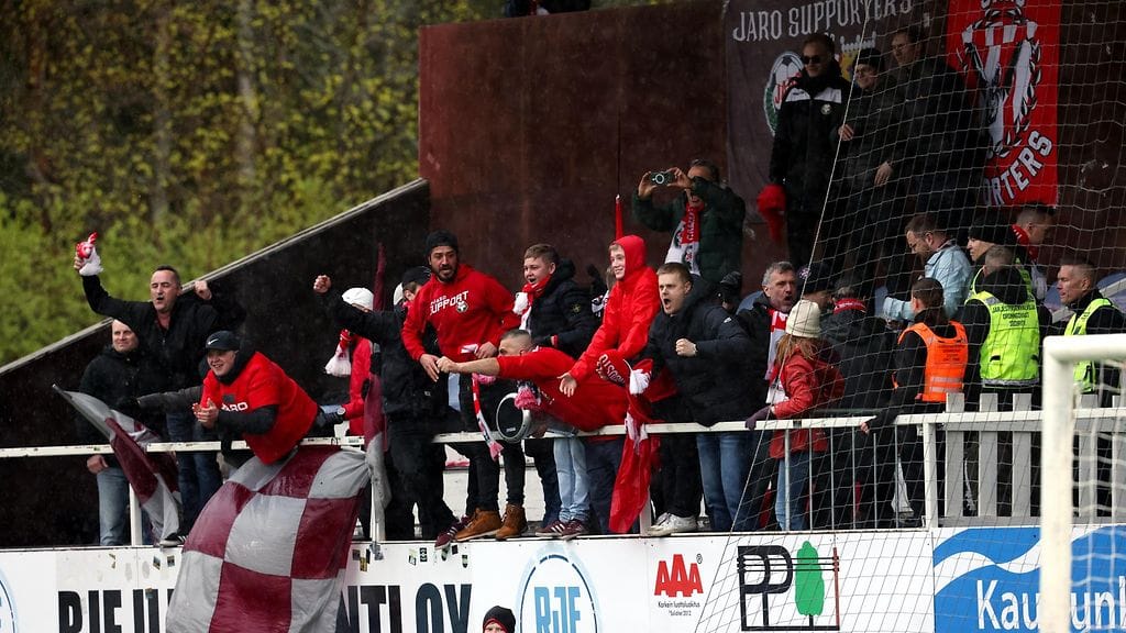 Jaro FF:n kannattajia Valkeakoskella.