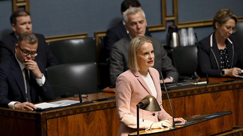 Valtiovarainministeri Riikka Purra eduskunnan täysistunnossa Helsingissä 4. kesäkuuta 2025. Hallitus vastasi täysistunnossa keskustan välikysymykseen hallituksen ennätyksellisestä velkaantumisesta.