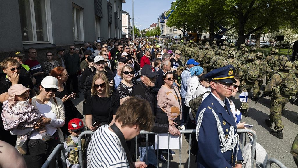 LK 04062025 Yleisöä lippujuhlan paraatissa