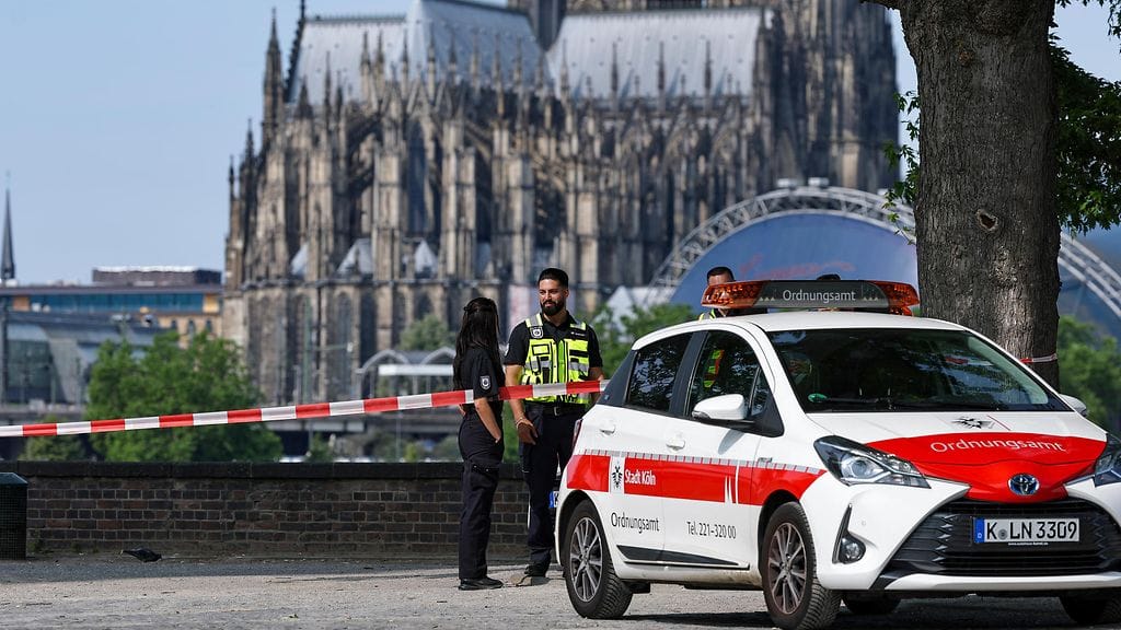 Viranomaiset valvoivat pomminpurkamisoperaatiota Kölnissä.