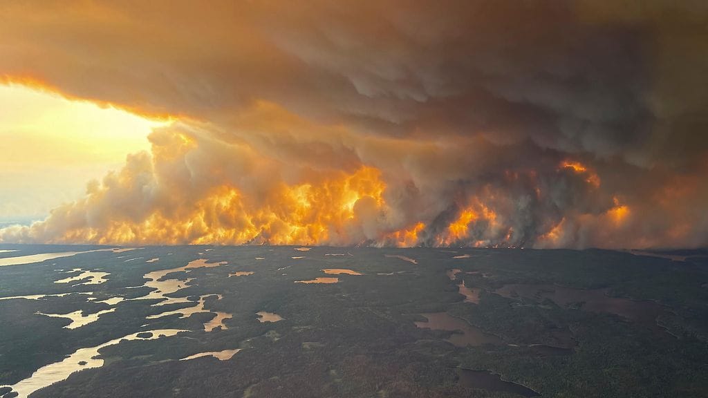 Kanadan maastopalot riehuvat voimakkaina. Kuva Manitoban provinssista 27. toukokuuta.