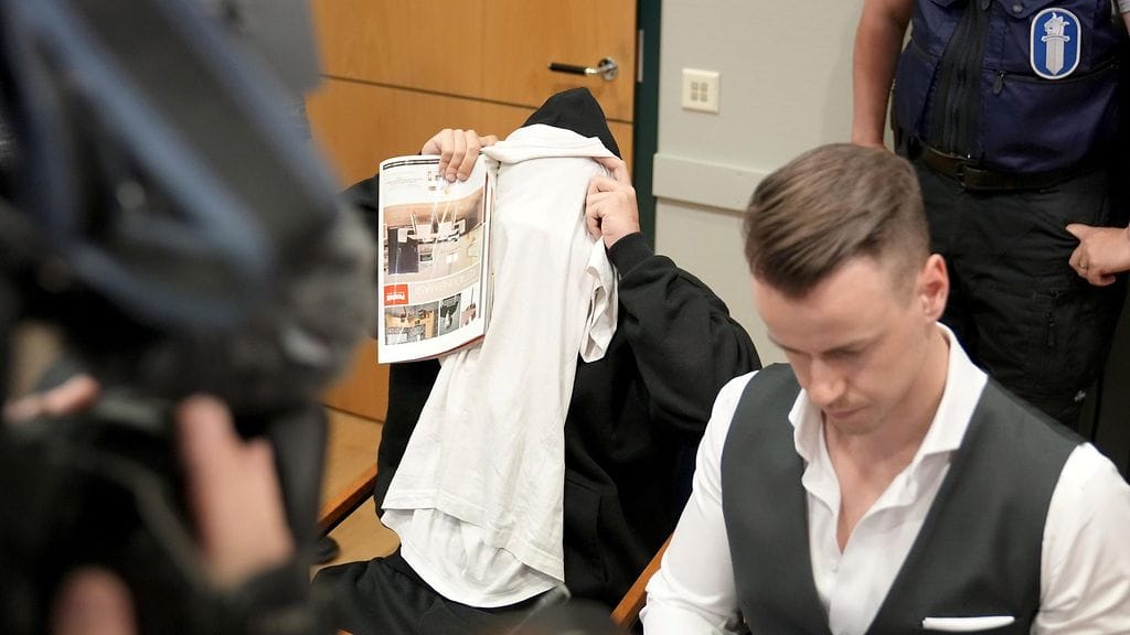 Pirkanmaan käräjäoikeus tuomitsi 19-vuotiaan miehen lokakuussa elinkautiseen vankeuteen murhasta ja törkeästä lapsenraiskauksesta.