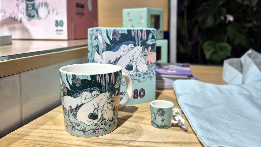 Vuoden 2025 Muumin päivän muki on kunnianosoitus Tove Janssonin ensimmäiselle muumitarinalle.