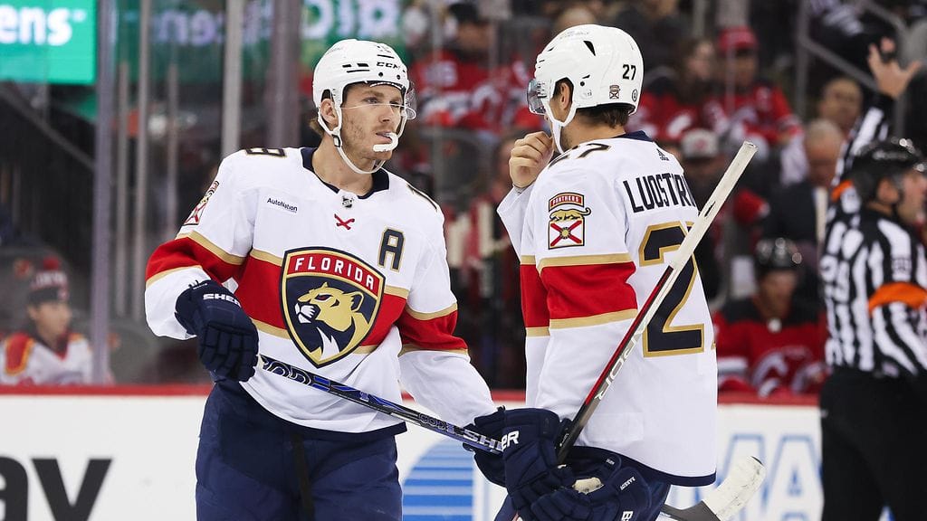 Matthew Tkachuk (vas.) kertoi lisätietoja Eetu Luostarisen grillionnettomuudesta.