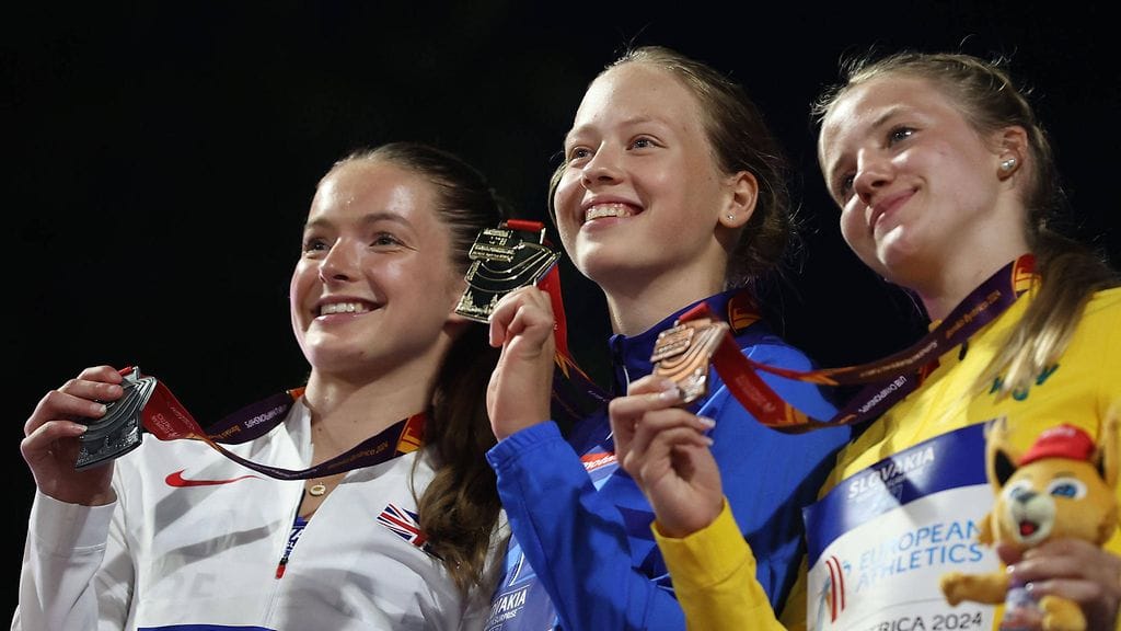 Enni Virjonen (kesk.) voitti ylivoimaiseen tapaan alle 18-vuotiaiden EM-kultaa Slovakiassa. Ison-Britannian Thea Brown (vas.) ja Saksan Maria Schnemilich jäivät satojen pisteiden päähän.