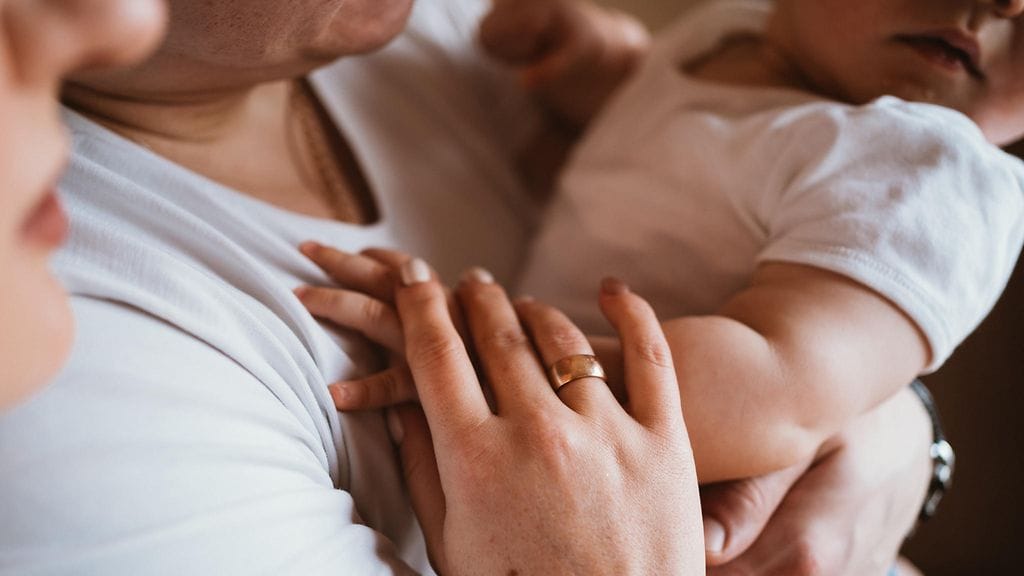 Vanhemmuus näyttää jättävän jäljen aivoihin. Kuvituskuva.