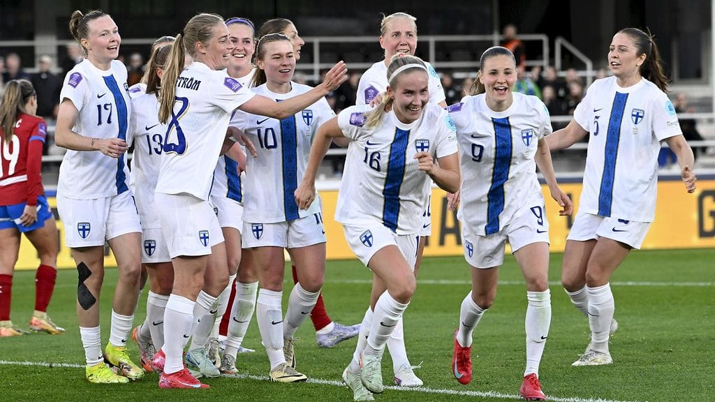 Helmarit juhlivat Nea Lehtolan tekemää maalia Serbia-ottelussa.