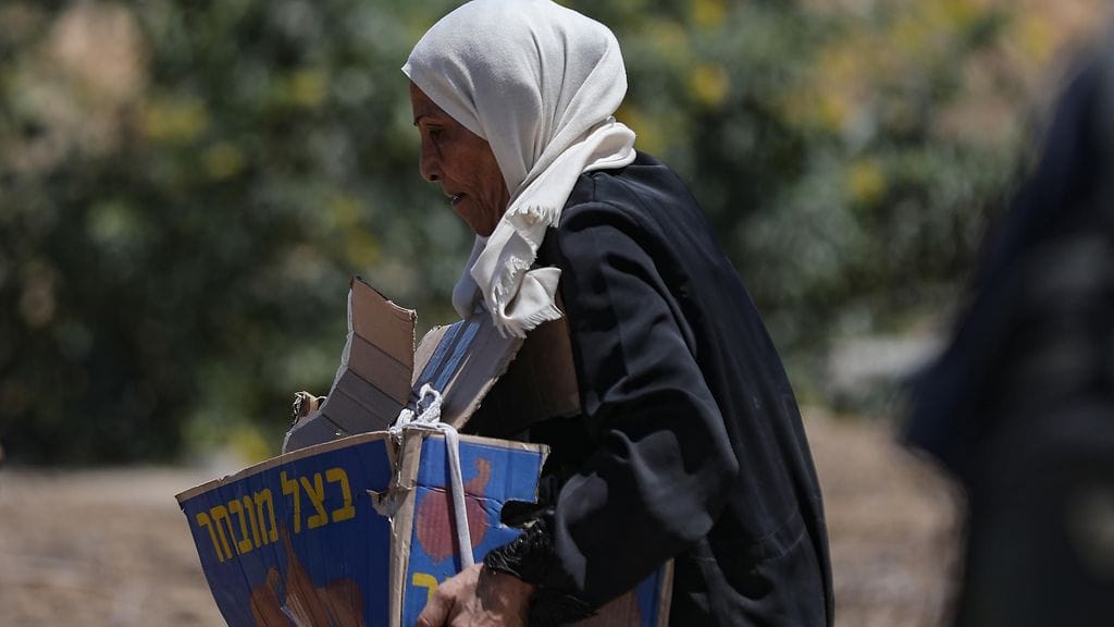 Hamas on ehdottanut lisäyksiä esimerkiksi avustuslähetysten saapumiseen liittyviin ehtoihin. Nainen kantoi avustustarpeita Gazassa toukokuussa 2025.