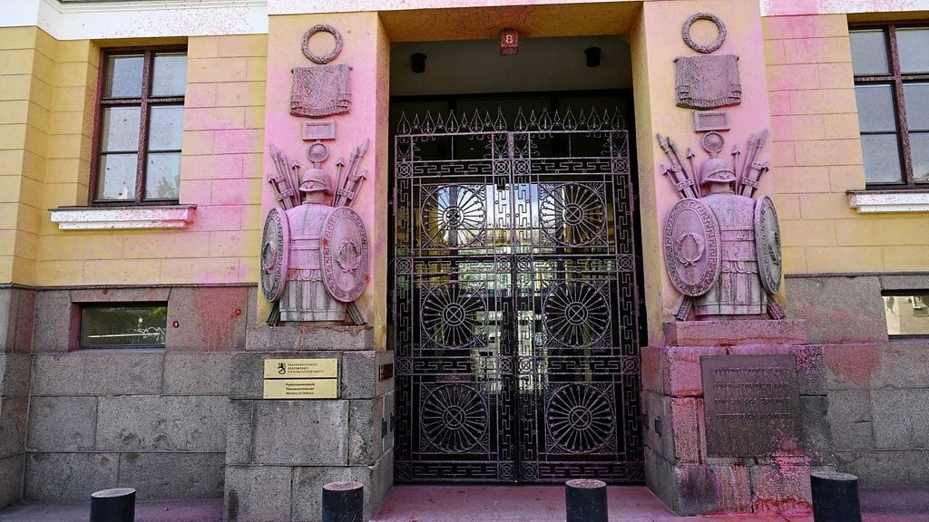 Vaaleanpunaiseksi maalattu sisäänkäynti odottaa tällä hetkellä puhdistusta pressun alla.