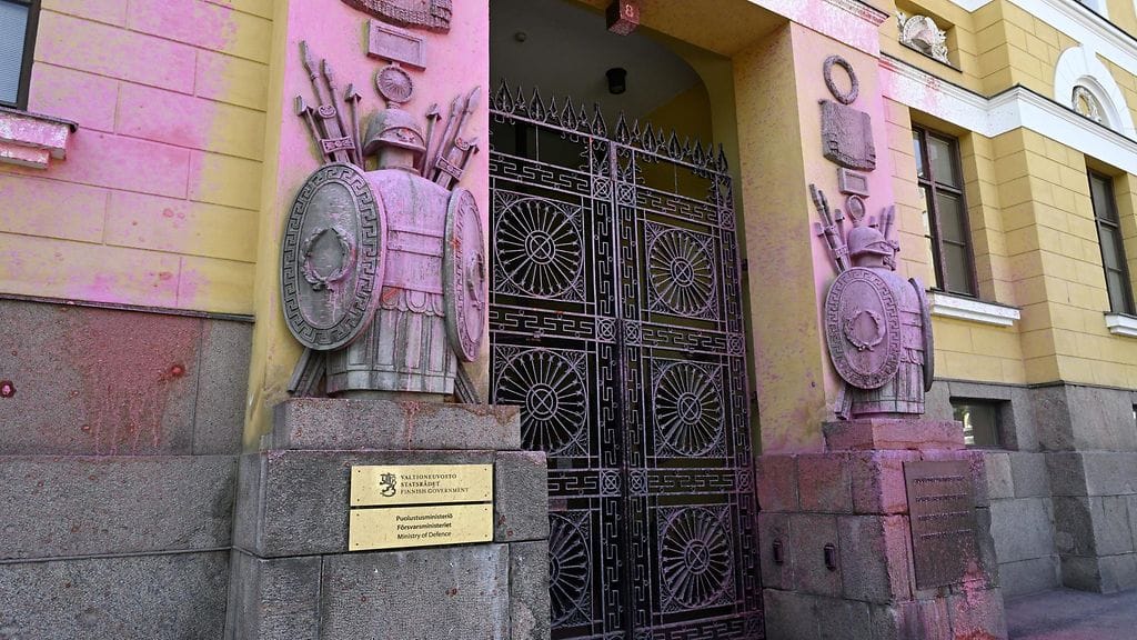 Helsingin Kaartinkaupungissa sijaitsevan puolustusministeriön sisäänkäynti töhrittiin maalilla lauantaina.
