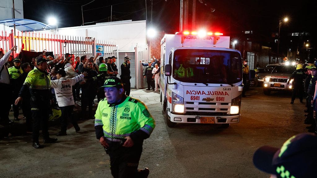 Oppositiopoliitikko Miguel Uribea kuljettava ambulanssi kuvattiin Bogotassa Kolumbiassa.