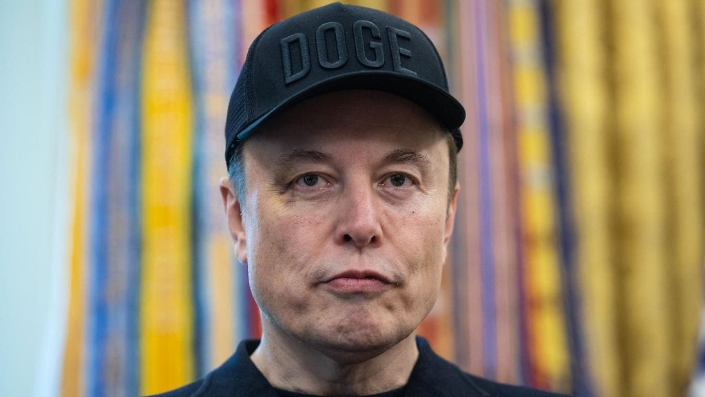 Elon Musk esiintyi viimeisenä työpäivänään silmä mustana Valkoisen talon Oval Officessa. Toimittajan kysyessä asiasta Musk kertoi hänen poikansa aiheuttaneen mustelman.