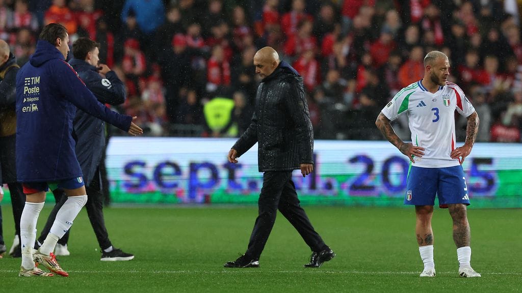 Luciano Spalletti keskellä.