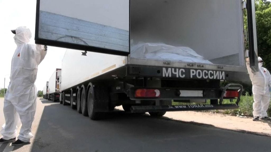 Venäjän puolustusministeriön julkaisemaa kuvaa autosta, jossa kaatuneiden ukrainalaissotilaiden ruumiita kuljetetaan vaihtoa varten.