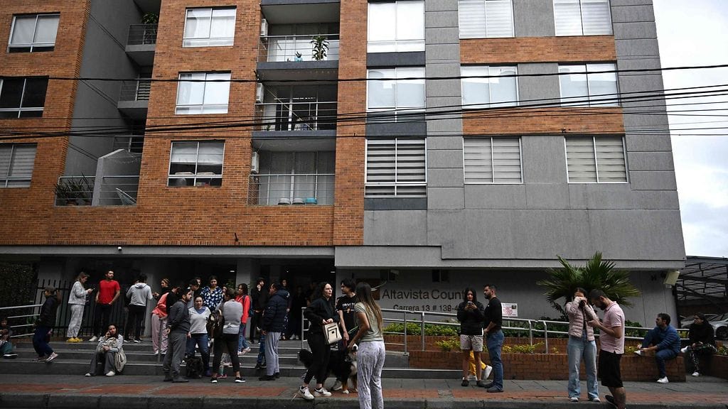 Ihmiset pysyttelivät ulkona vielä järistyksen jälkeen Bogotassa.