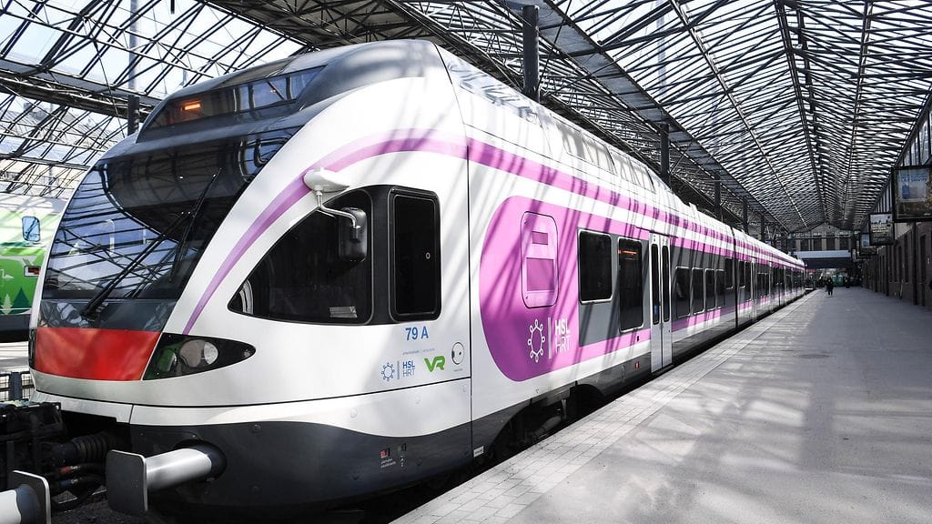 Tulevaisuudessa lähijunissa ei liiku enää ollenkaan konduktöörejä vaan järjestyksenvalvojia.