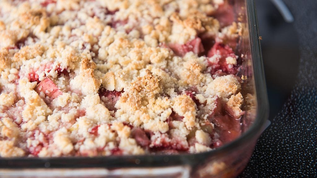 Raparperi-kaurapaistos on nopea ja helppo valmistaa. Joukkoon voi lisätä haluteessan myös vaikka mansikoita.