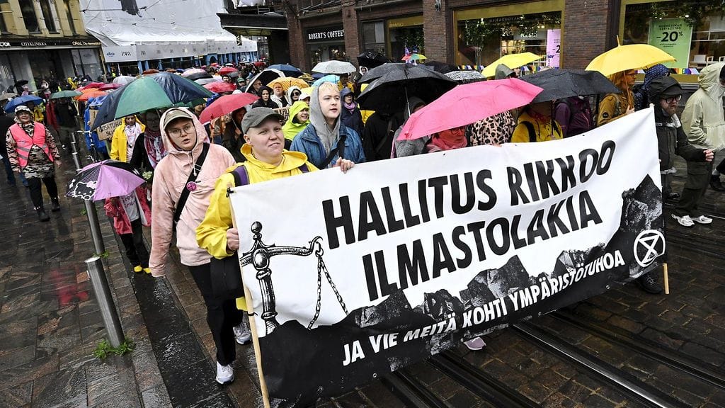 LK 9.6.2025 Elokapinan Kulovalkea-mielenosoituskulkue marssii Aleksanterinkadulla Helsingissä 9. kesäkuuta 2025. Liike on kertonut valtaavansa kadut ja pysyvänsä kaduilla useamman päivän ajan.