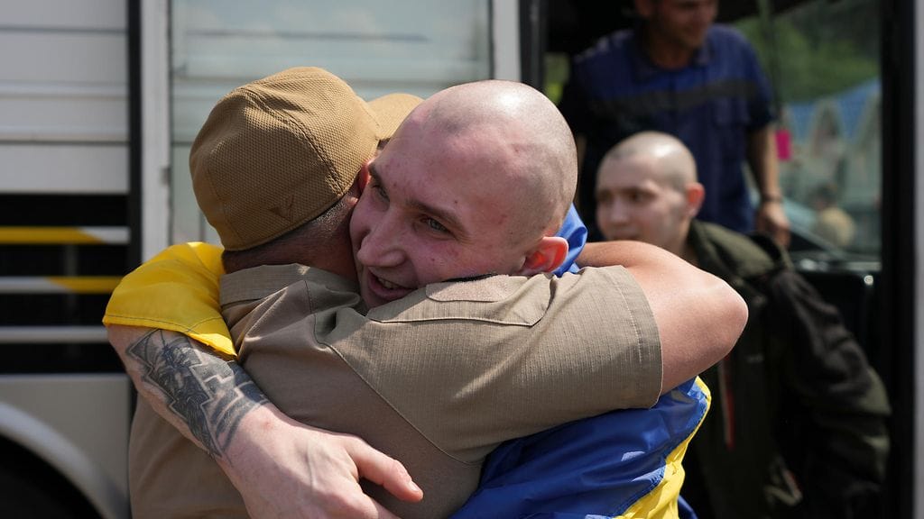 Ukrainalaiset sotavangit halasivat Venäjän kanssa tehdyn vankienvaihdon jälkeen.