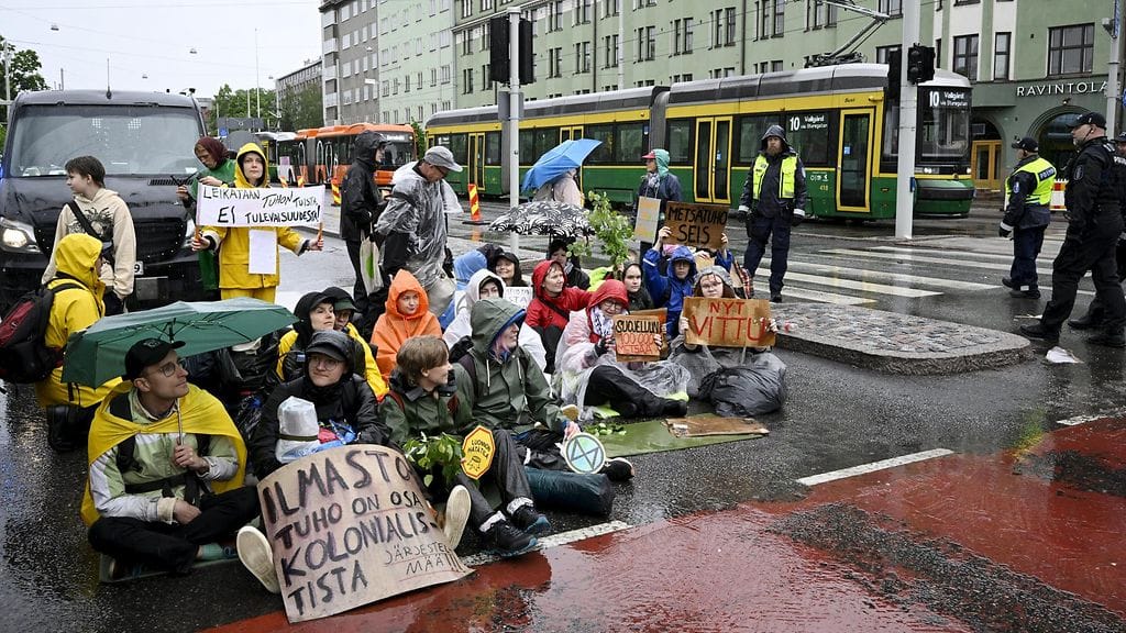 LK 9.6.2025 Elokapinan Kulovalkea-mielenosoituksen mielenosoittajia Mannerheimintien ja Helsinginkadun risteyksessä Helsingissä 9. kesäkuuta 2025. Liike on kertonut valtaavansa kadut ja pysyvänsä kaduilla useamman päivän ajan.
