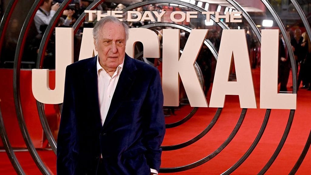 AOP Ranskan presidentin Charles de Gaullen kuvitteellisesta salamurhasta kertova teos oli jättimäinen menestys, ja siitä tehtiin myös elokuva. Kuvassa Shakaalin kirjoittanut Frederick Forsyth.