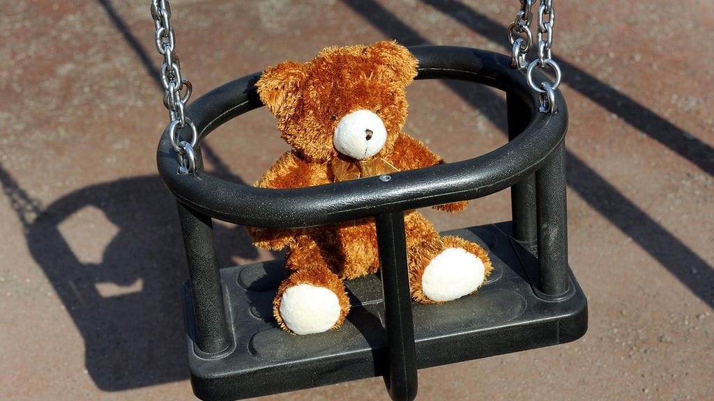 Kuvituskuvassa nalle keinui yksin leikkipuistossa Helsingissä 12. huhtikuuta 2010.