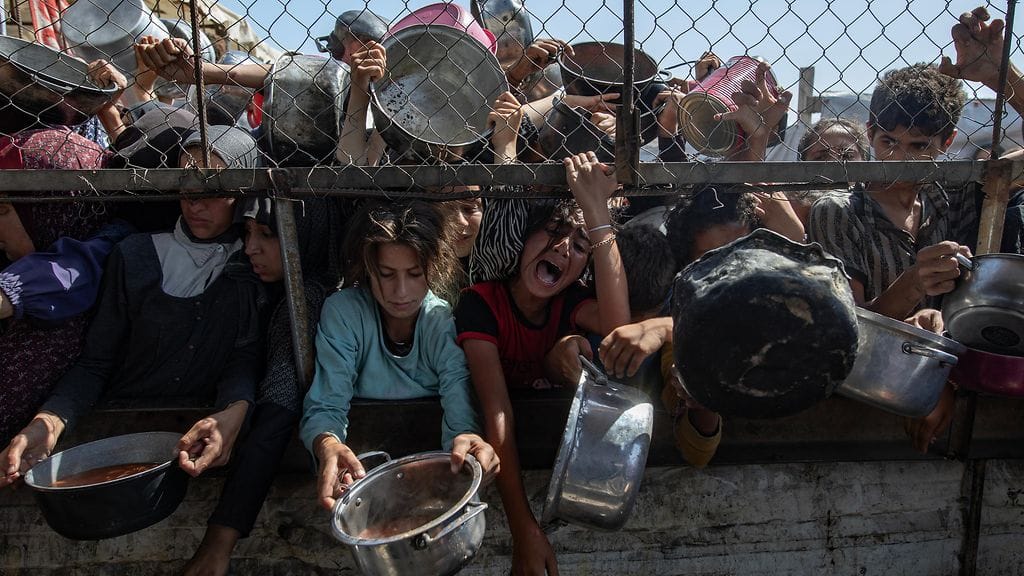 Palestiinalaiset odottivat ruoka-apua Gazassa toukokuun lopussa 2025.