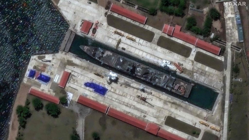 Maxar Technologies -yhtiön satelliittikuvassa näkyy, että Pohjois-Korean sota-alus on parhaillaan Rasonin alueella sijaitsevalla Rajinin telakalla.