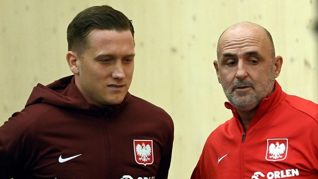 Kohun keskellä Puolan uudeksi kapteeniksi valittu Piotr Zielinski (vas.) ei pelaakaan Suomea vastaan.