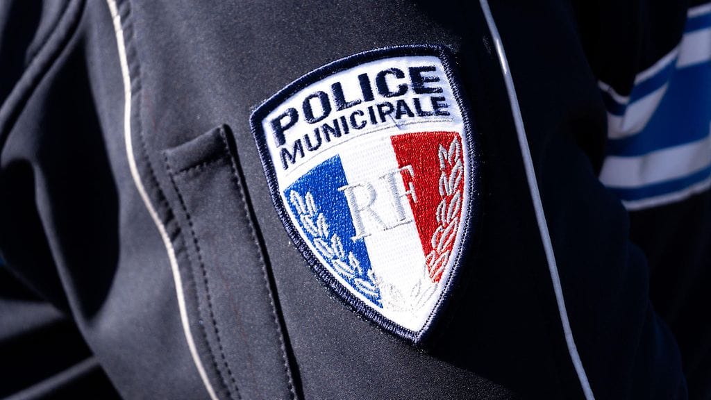 Oppilasta epäillään kouluavustajan puukottamisesta Ranskassa.