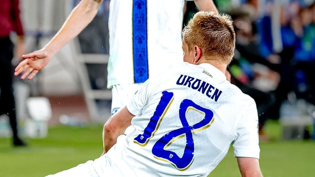 Jere Uronen pelasti Suomen takaiskulta avausjaksolla.