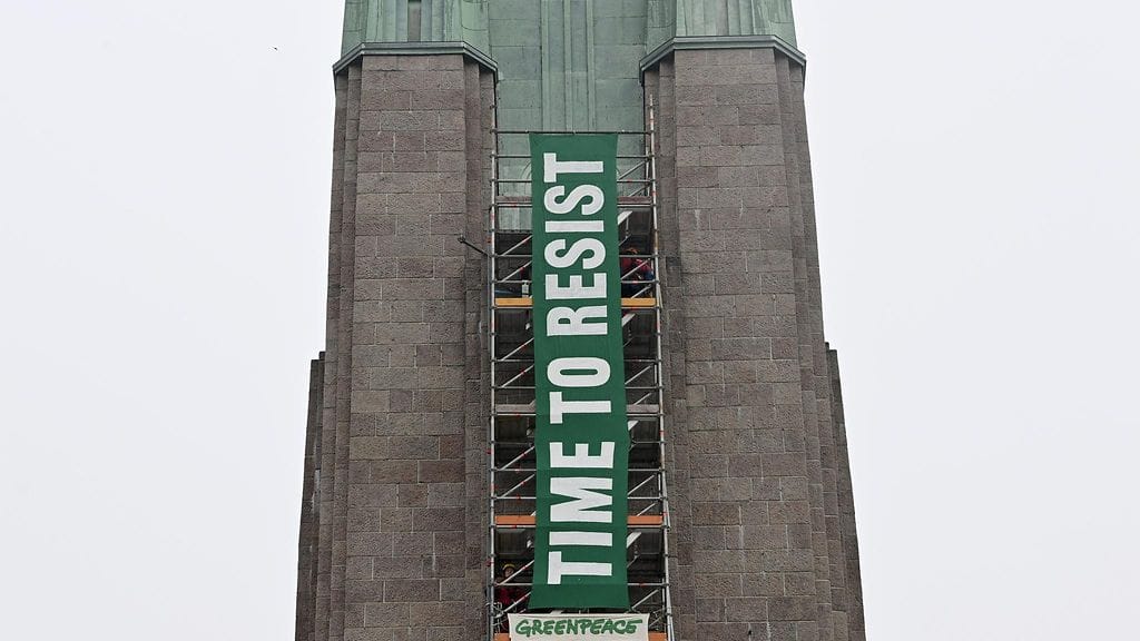 Greenpeacen aktivistit ripustivat suuren banderollin Helsingin rautatieaseman kellotorniin