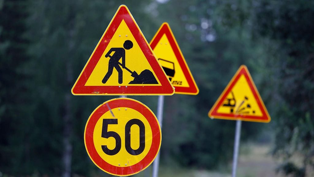 Kesän lomareissuja suunnittelevien on hyvä varautua teillä työmaiden aiheuttamiin muutoksiin.