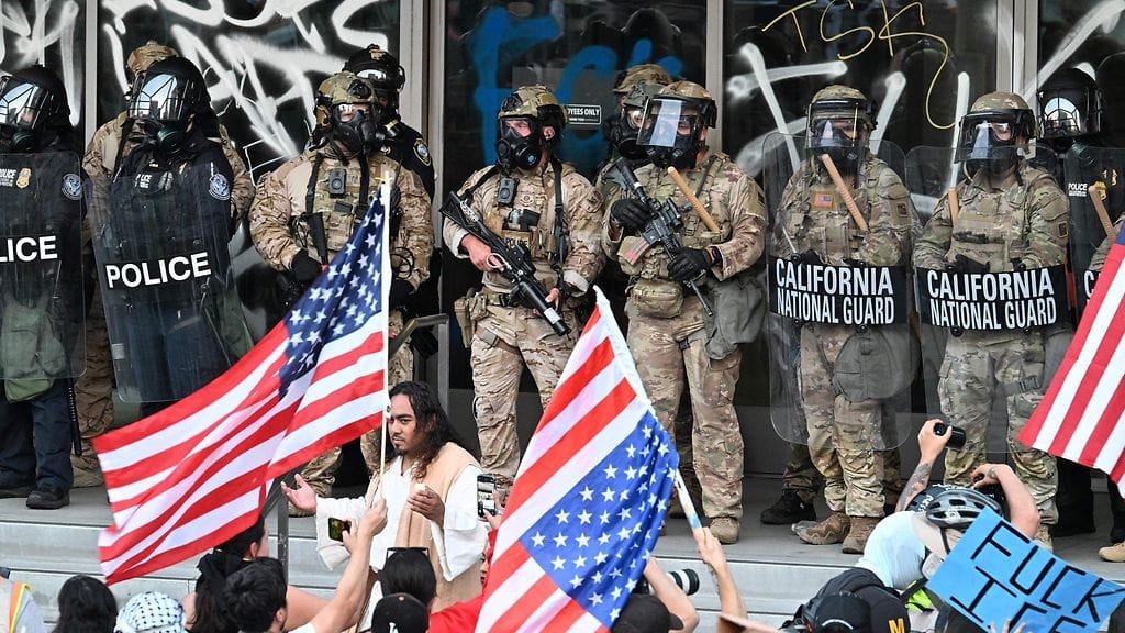 Kansalliskaarti määrättiin kaduille myös Teksasissa. Kuva Los Angelesin mielenosoituksista