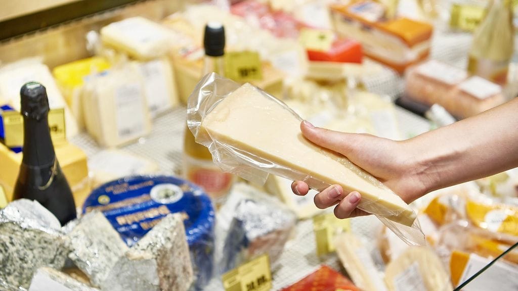 Juustot ovat yksi yleisistä väärennetyistä ruoista. Muun muassa parmesaanijuustolla on EU:n alkuperänimisuoja.