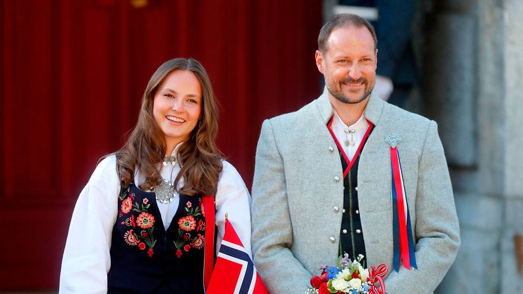 Ingrid Alexandra aloittaa yliopisto-opinnot Australian Sydneyssä kesän lopussa. Kuvassa prinsessa isänsä prinssi Haakonin kanssa toukokuussa 2025.