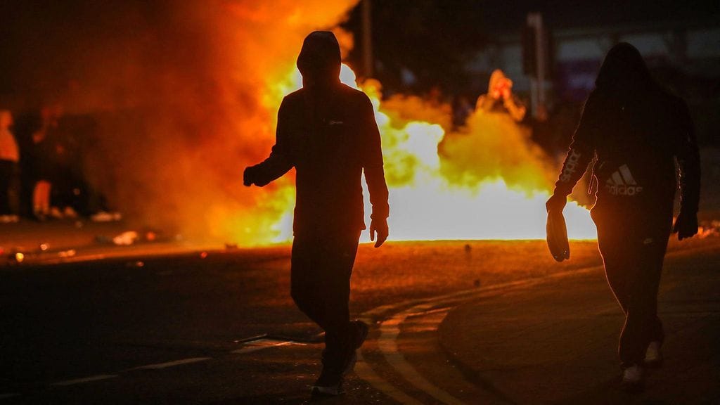 Mellakointi on tuomittu Pohjois-Irlannissa halki poliittisen kentän.