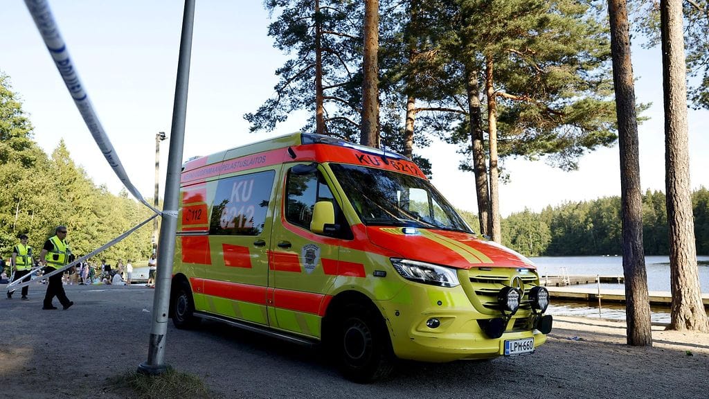 Ambulanssi Vantaan Kuusijärvellä 26. heinäkuuta 2024.