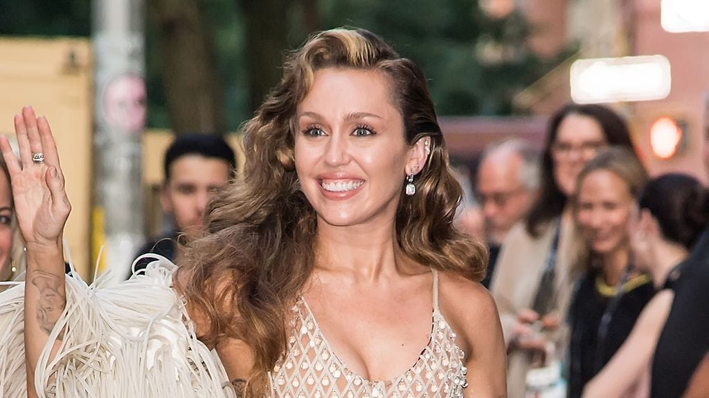 Miley Cyrus muistelee podcast-haastattelussa potkujaan.