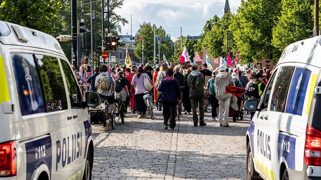 Kuvituskuvaa vuoden 2025 mielenosoituksesta, joka ei liity sakot aiheuttaneeseen tapaukseen.
