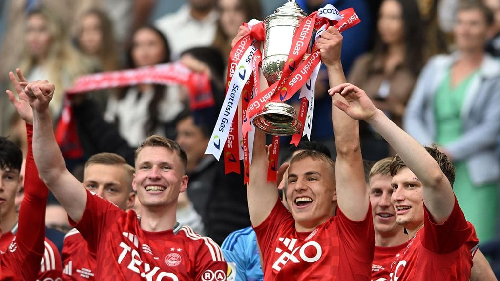 Topi Keskinen juhli Skotlannin cup-mestaruutta Aberdeenissa.