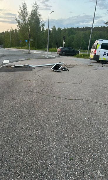 Autoilija törmäsi myös rakennukseen ja valotolppaan Tampereella.